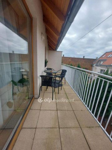 Eladó téglalakás, Pécsett 82 M Ft, 3 szobás