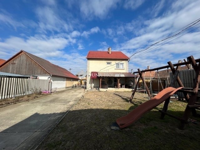 Eladó családi ház, Újhartyánon 99.9 M Ft, 7 szobás