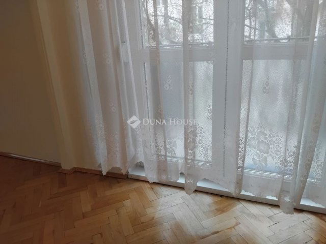 Eladó téglalakás, Pécsett 58 M Ft, 3 szobás