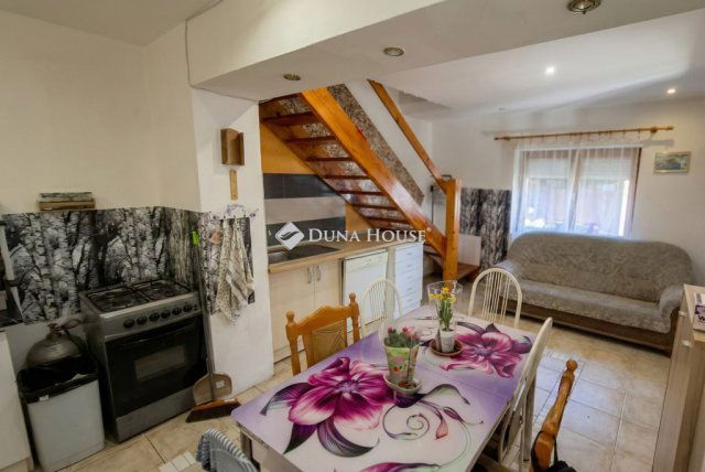 Eladó családi ház, Felsőpakonyban 84.9 M Ft, 9 szobás