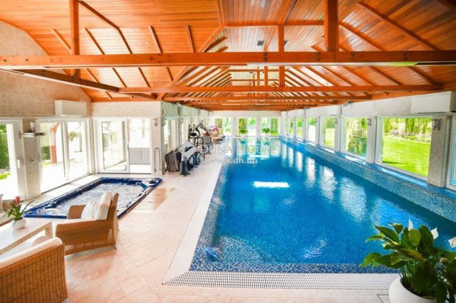 Eladó családi ház, Orosházán 1241.6 M Ft, 10 szobás