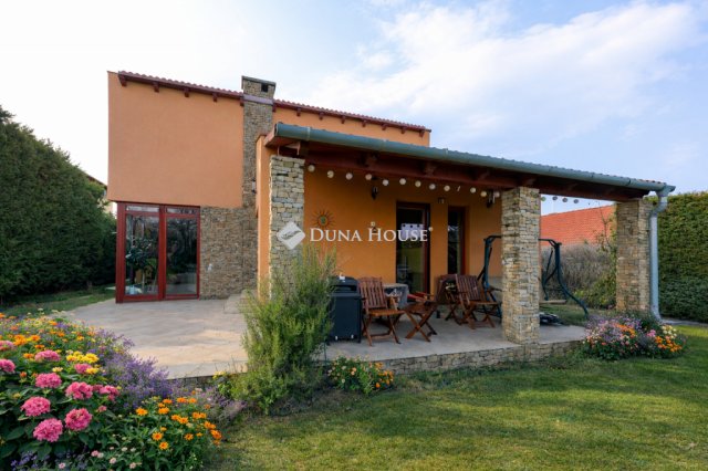 Eladó családi ház, Csomádon 268 M Ft, 7 szobás