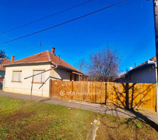 Eladó családi ház, Békésen 10.8 M Ft, 2 szobás