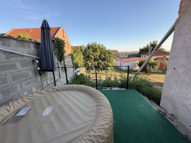Eladó családi ház, Pécsett 97.9 M Ft, 7 szobás