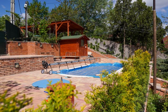 Eladó családi ház, Szigetszentmiklóson 121.9 M Ft, 2 szobás