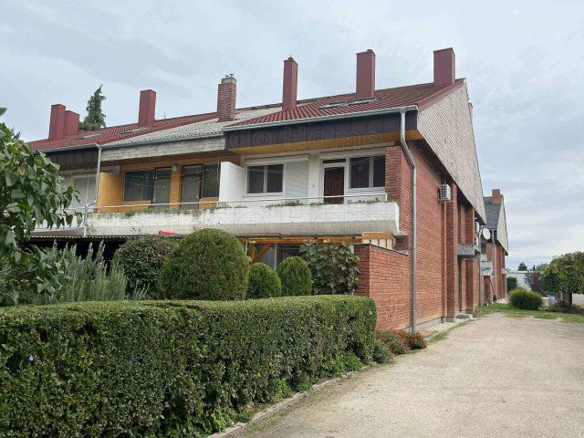 Eladó téglalakás, Balatonbogláron 69.9 M Ft, 3+1 szobás