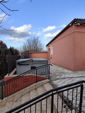 Eladó családi ház, Baján 75 M Ft, 3+3 szobás