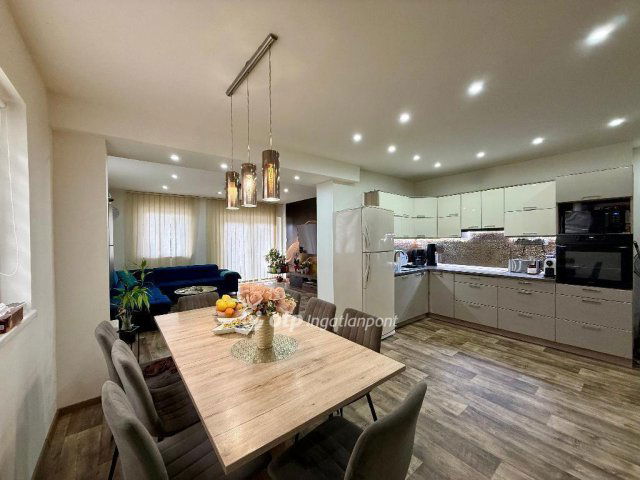 Eladó családi ház, Szirmabesenyőn 89.9 M Ft, 7 szobás