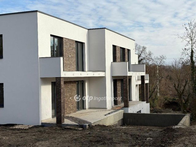 Eladó téglalakás, Balatonakarattyán 74.9 M Ft, 2 szobás