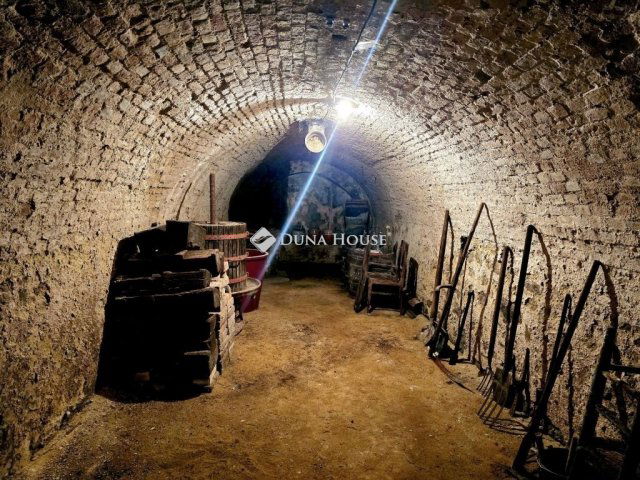 Eladó családi ház, Pécsett 88.9 M Ft, 3 szobás