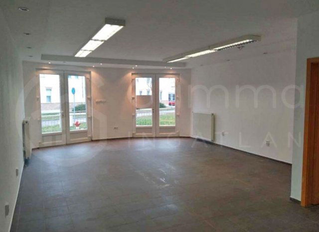 Eladó üzlethelyiség, Mezőkövesden 31.9 M Ft