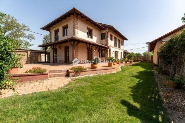 Eladó családi ház, Szegeden 199 M Ft, 7 szobás