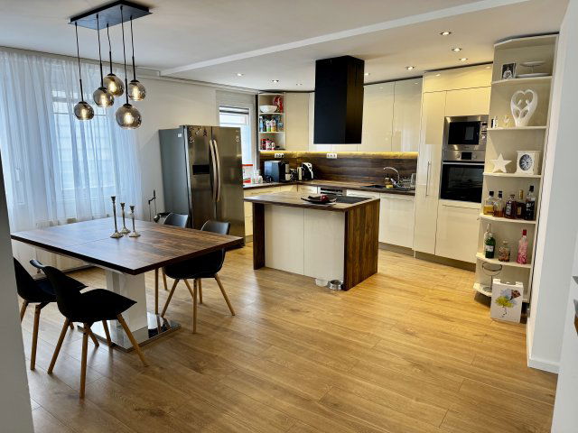 Eladó családi ház, Pécsett, Cserző közben 179.9 M Ft, 6 szobás