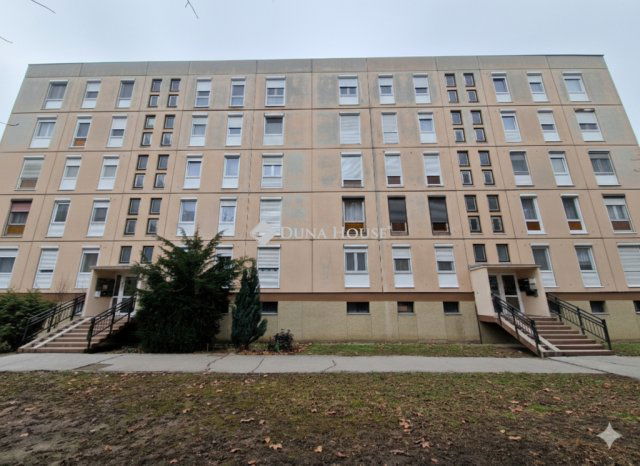 Eladó panellakás, Mohácson 32 M Ft, 3 szobás