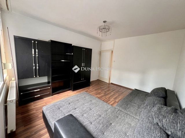 Eladó panellakás, Szigetszentmiklóson 49.9 M Ft, 2 szobás