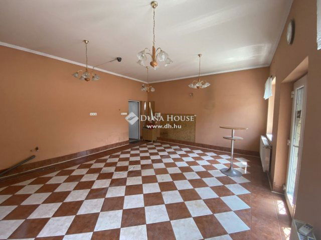 Eladó családi ház, Mendén 179.9 M Ft, 11 szobás