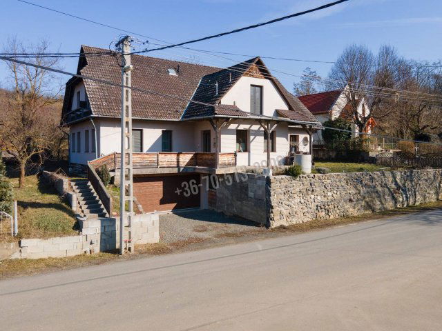 Eladó családi ház, Szandán 66.9 M Ft, 7 szobás