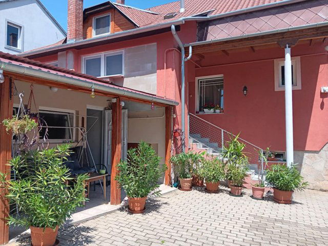 Eladó családi ház, Hévízen 150.8 M Ft, 5+3 szobás