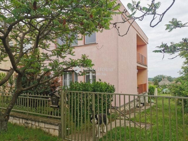 Eladó családi ház, Dunaalmáson 49 M Ft, 4 szobás