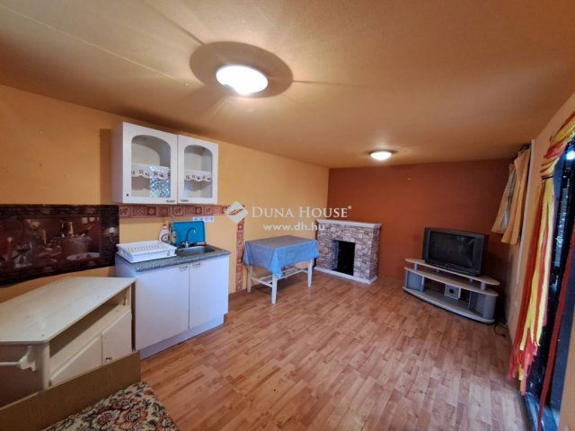 Eladó családi ház, Csemőn 6.9 M Ft, 1 szobás