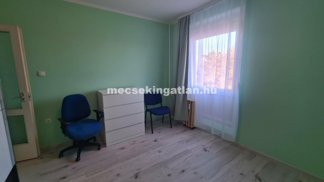 Kiadó panellakás, albérlet, Pécsett 150 E Ft / hó, 2+1 szobás