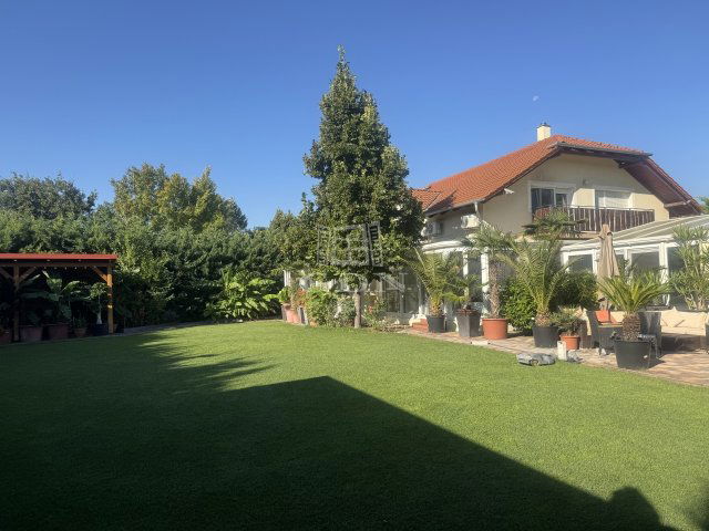 Eladó családi ház, Szigetszentmiklóson 249 M Ft, 7 szobás