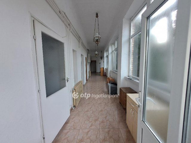 Eladó családi ház, Makón 49 M Ft, 9 szobás