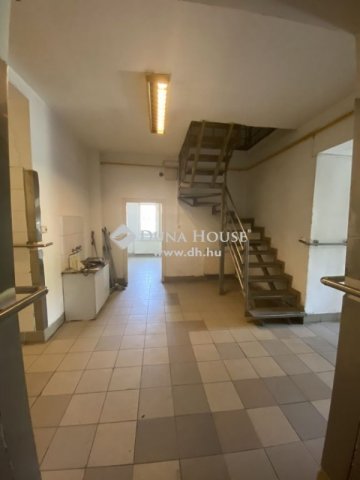 Eladó családi ház, Mendén 179.9 M Ft, 11 szobás