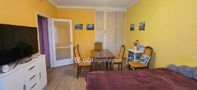 Eladó panellakás, Nagykőrösön 35 M Ft, 1+2 szobás