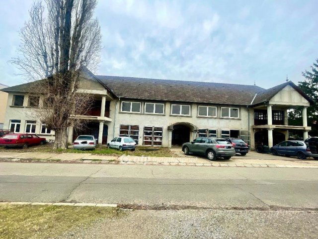 Eladó sorház, Pécsett 215 M Ft, 12+2 szobás