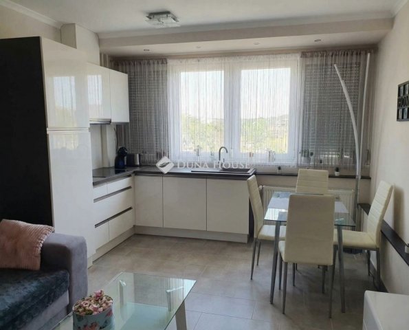 Eladó téglalakás, Pécsett 55.9 M Ft, 3 szobás