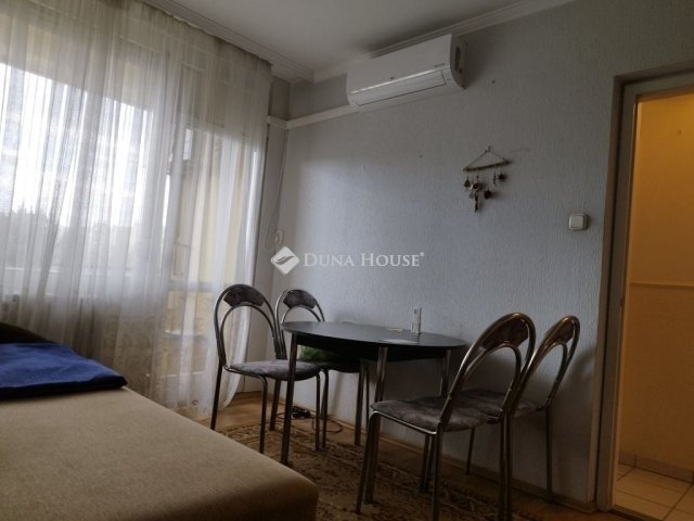 Eladó panellakás, Szegeden 56.5 M Ft, 2+1 szobás