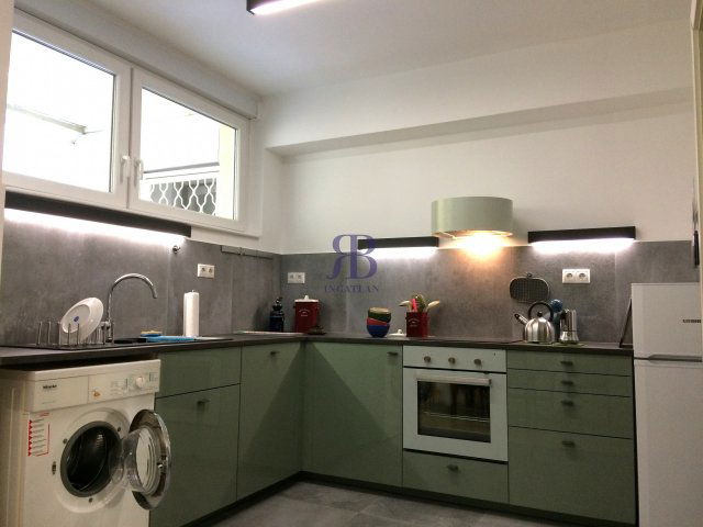 Kiadó téglalakás, albérlet, VI. kerületben, Liszt Ferenc téren