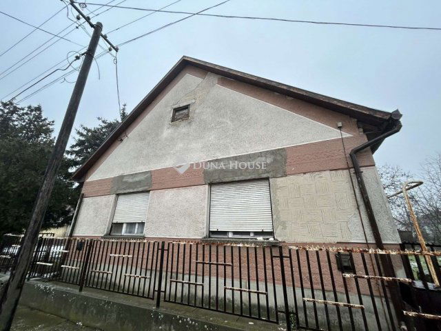 Eladó családi ház, Újszászon 12 M Ft, 2 szobás