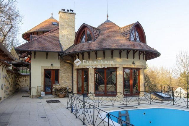 Eladó családi ház, Szentendrén 320 M Ft, 8+1 szobás