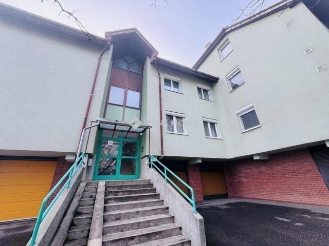 Eladó téglalakás, Pécsett 55 M Ft, 3 szobás