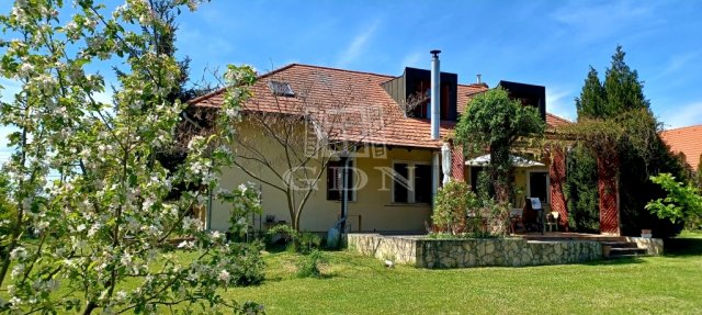 Eladó családi ház, Gödöllőn 184 M Ft, 8 szobás