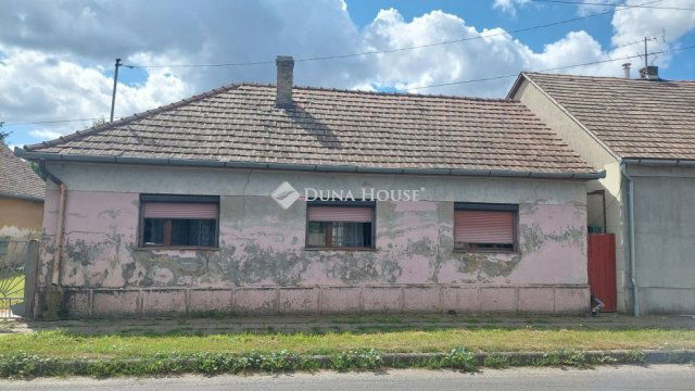 Eladó családi ház, Dombóváron 10 M Ft, 3 szobás