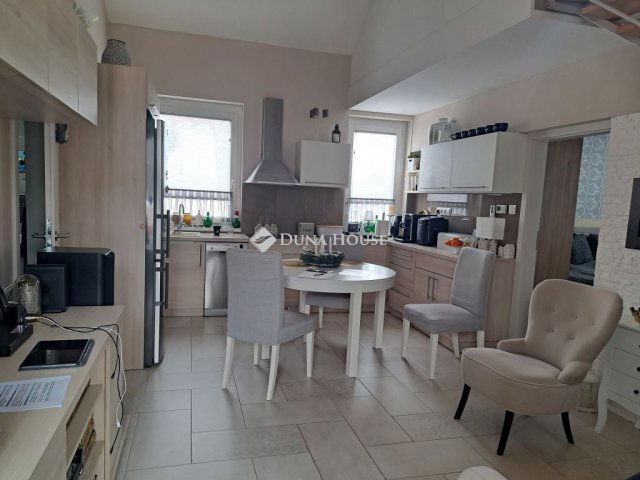 Eladó téglalakás, Veszprémben 89.7 M Ft, 3 szobás