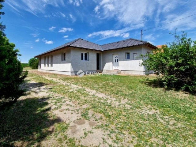 Eladó családi ház, Szentmártonkátán 39.999 M Ft, 4 szobás