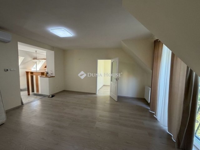 Eladó téglalakás, Pécsett 89 M Ft, 5 szobás