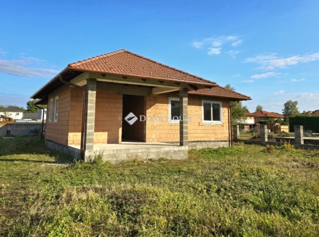 Eladó családi ház, Vácon 180 M Ft, 5 szobás