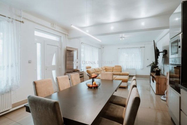 Eladó családi ház, Gödöllőn 205 M Ft, 16 szobás