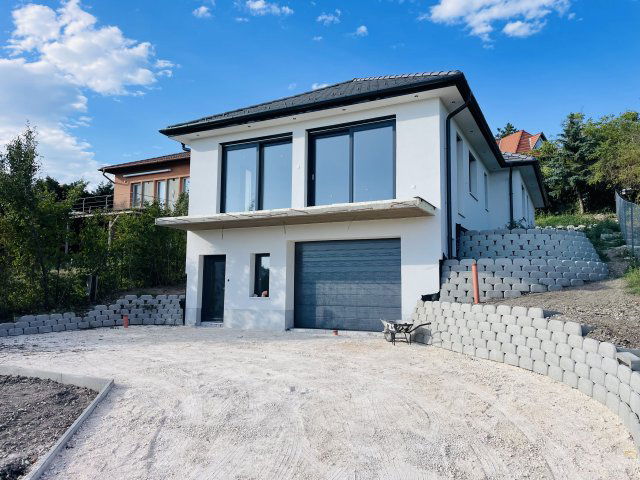 Eladó családi ház, Szentendrén 220 M Ft, 5 szobás