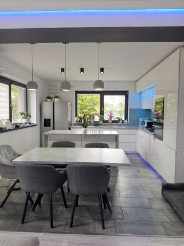 Eladó családi ház, Tatán 199 M Ft, 5 szobás