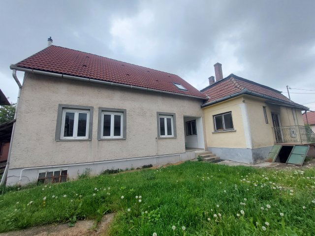 Eladó családi ház, Bajnán 69.5 M Ft, 7 szobás