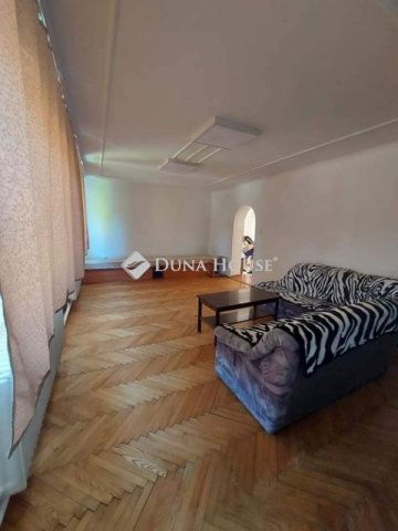 Eladó családi ház, Komáromban 95 M Ft, 6 szobás