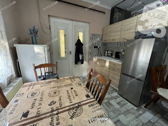 Eladó családi ház, Solton 58 M Ft, 7 szobás