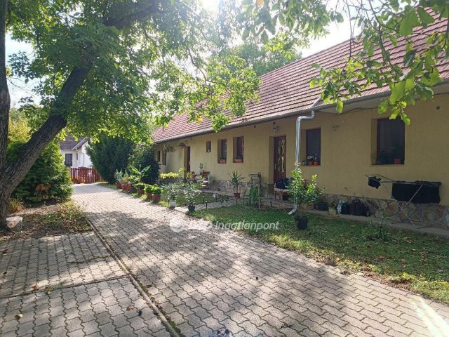 Eladó családi ház, Vértesbogláron 89.9 M Ft, 8 szobás