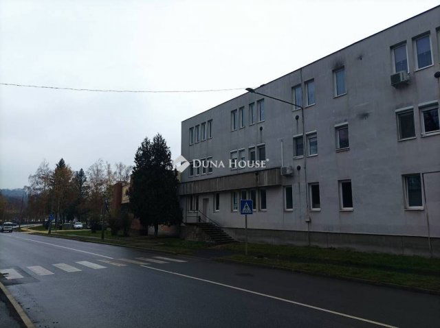 Kiadó iroda, Komlón, Kossuth Lajos utcában 275 E Ft / hó